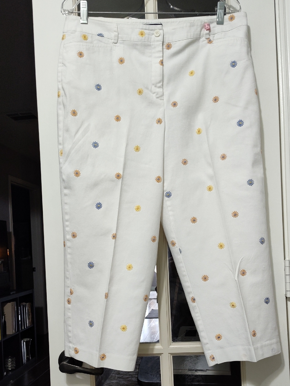 Solutions White & Floral Embroidered Daisy Capri Pants, Size 14